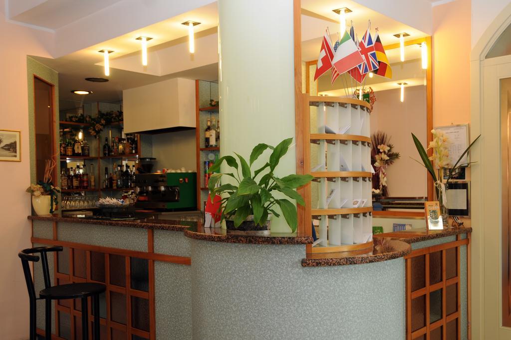 Hotel Flora Bellaria-Igea Marina Buitenkant foto